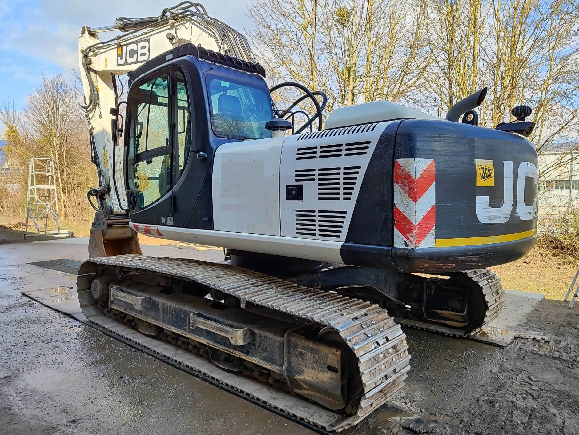 2017 JCB JS220LCT4F
