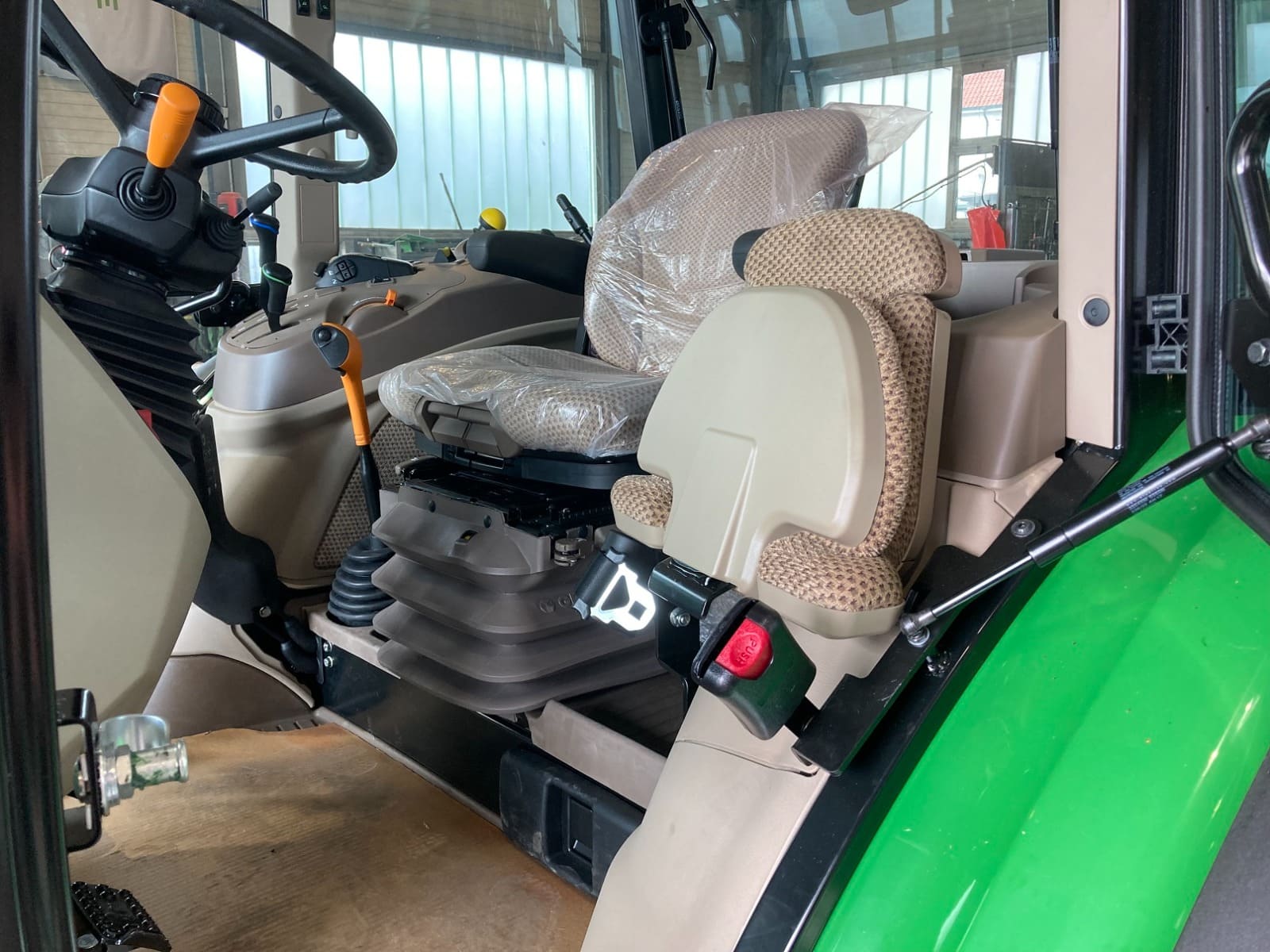 2023 John Deere 5100M - Image 6